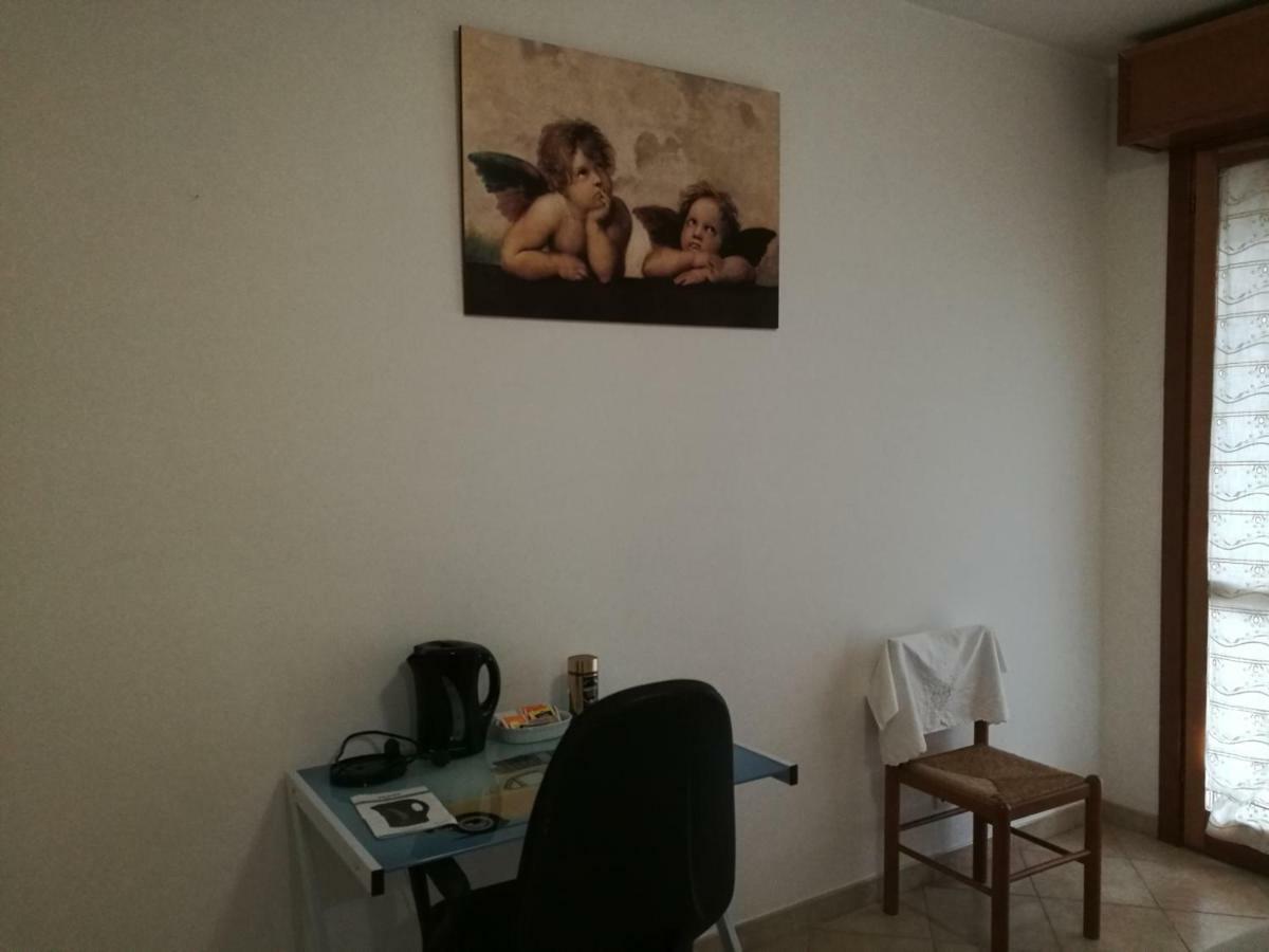 Camera Privata Hotel Pomezia Luaran gambar